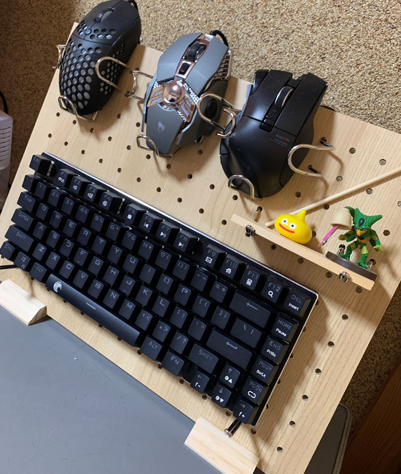 ゲーミングデバイスを有孔ボードでおしゃれにディスプレイ ダイソーで格安簡単diyでおすすめな飾り方 使ってないゲーミングマウスやゲーミングキーボードで ゲーム部屋を完成させよう タオルまるのレビュログ ゲーミングデバイスを有孔ボードでおしゃれにディスプレイ ダイソーで格安簡単diyでおすすめな飾り方 使ってないゲーミングマウスやゲーミングキーボードで ゲーム部屋を完成させよう タオルまるのレビュログ
